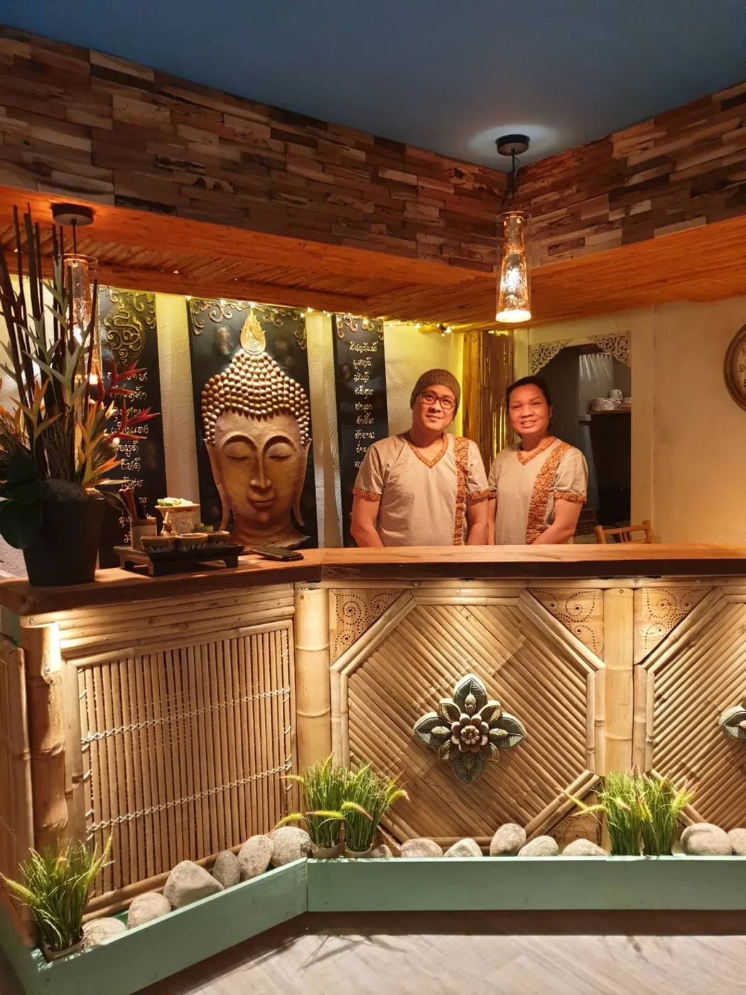 Receptionen med Buddha-reliefer och två av massörerna