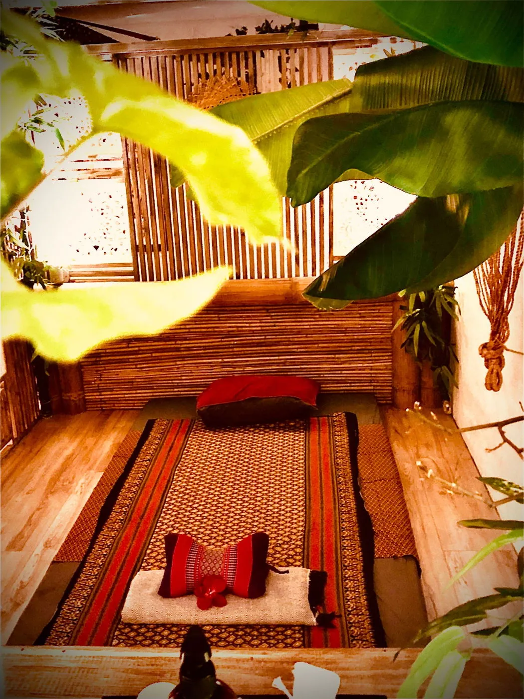 Rum för traditionell thaimassage med madrass på golvet